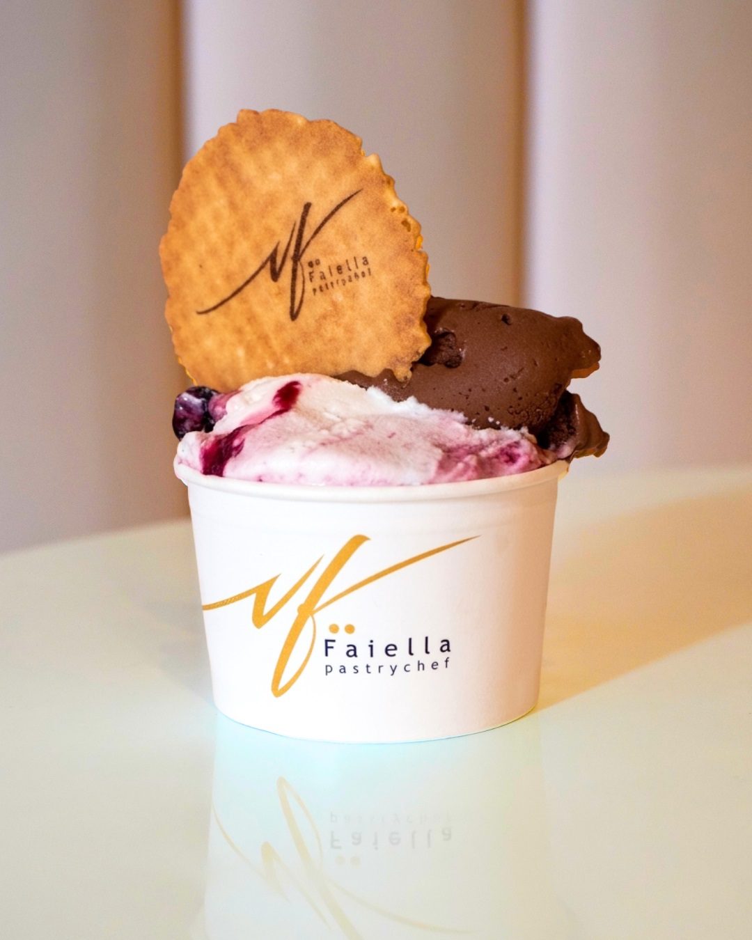 Vincenzo-Faiella-Cioccolato-con-massa-di-cacao-e-yogurt-variegato-amarene-senza-lattosio
